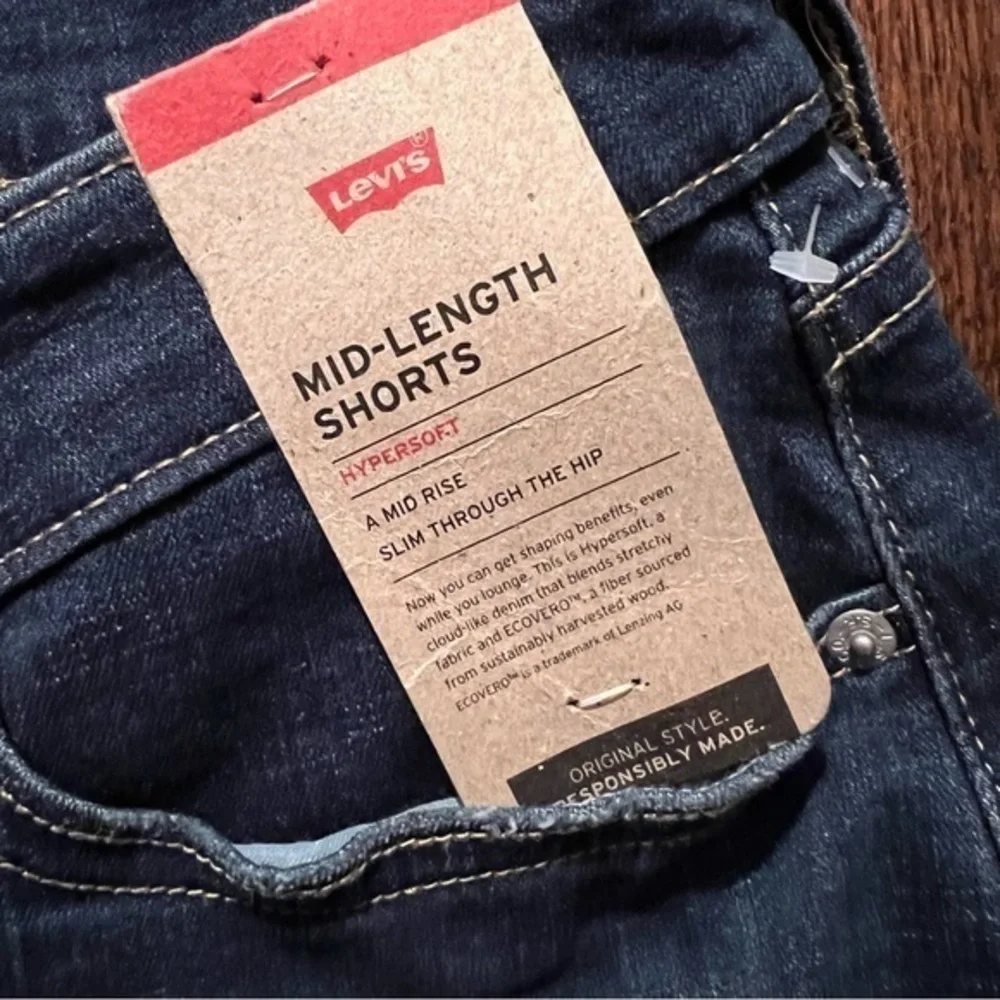 NWT Levis size 20W mid length jean shorts